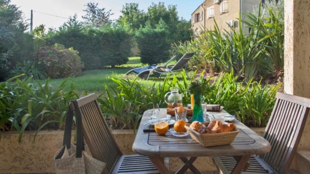 Minivilla lilas indépendante à Calvi avec jardin et piscine